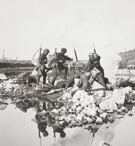1918年，我们无所畏惧的人再次奋战，挖掘桥梁并在克罗扎特运河上退休 作者 英国摄影师